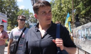 Мужчины произвели атаку с яйцами на Савченко и промахнулись на митинге в Одессе