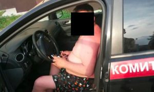 Катавшегося в одних трусах на машине Следственного комитета водителя уволили в Санкт-Петербурге
