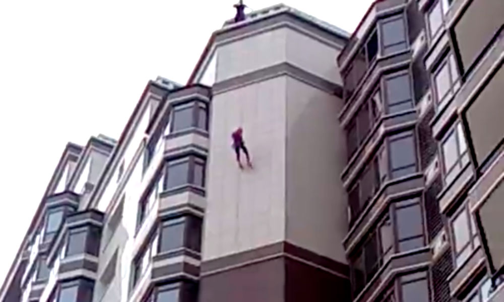 “Человек-паук” в Благовещенске взбудоражил жителей опасным спуском по стене 15-этажного дома 