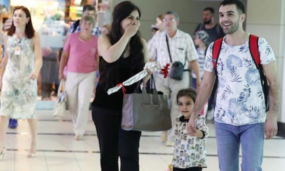 Аэропорт Анталии люди с колясками детьми. Бегунки из России в Турцию. Турция 1 июня
