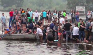 Понтонный мост с толпой людей обрушился на празднике в Челябинской области