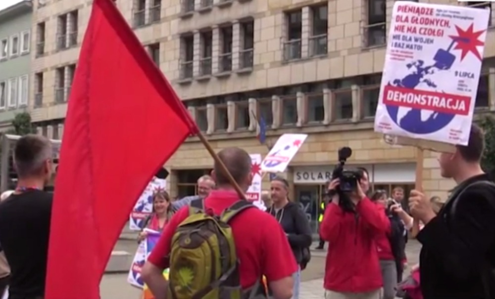 Протесты в Польше против НАТО. Франция митинги НАТО. Варшава интересные факты.