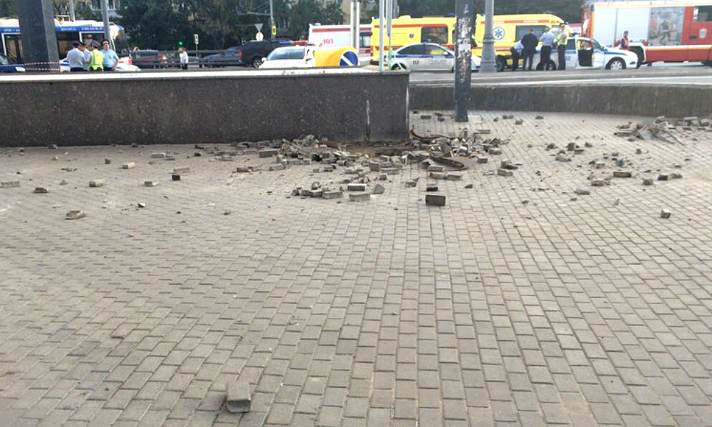 Опубликовано видео с места взрыва у станции метро 