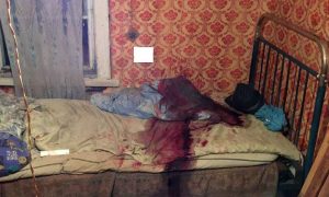 Женщину и троих мужчин нашли убитыми с перерезанным горлом в доме под Псковом