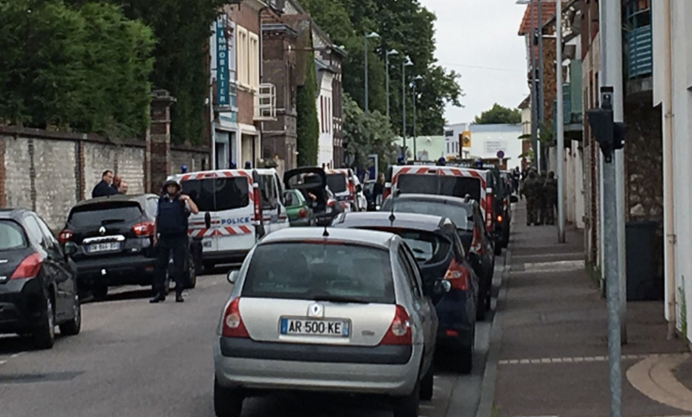 Двое вооруженных ножами мужчин захватили в заложники священника, монахинь и прихожан во Франции 