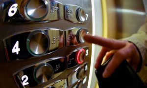 Голову годовалого ребенка зажало дверьми лифта в Нижнем Новгороде