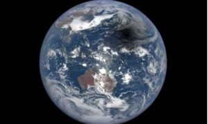Завораживающее двухминутное видео года жизни Земли из космоса опубликовало NASA