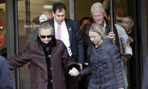 Фото «больной» Клинтон оказалось старым снимком случайного инцидента на лестнице