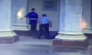 Полицейского уволили из-за выброшенного умирать на улицу больного пассажира московского метро