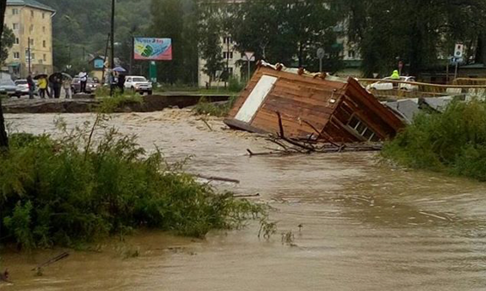 Разбушевавшаяся стихия смыла дома и уничтожила дороги в Приморье 