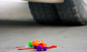Двухлетнего малыша раздавила машина во время родительского селфи на трассе под Омском
