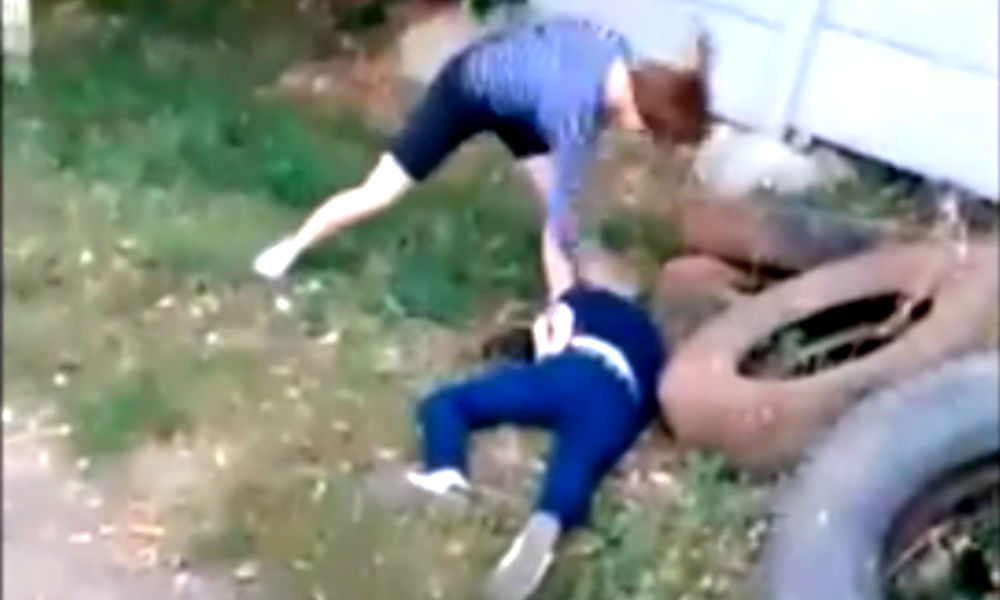 Жестокое избиение девушки подругой сняли на видео кировские подростки 
