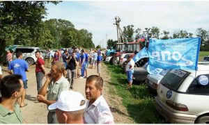 Кубанских фермеров на тракторах заблокировали под Ростовом во время марша к Путину