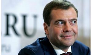 Медведеву поручена роль громоотвода, с которой он отлично справляется, - политолог