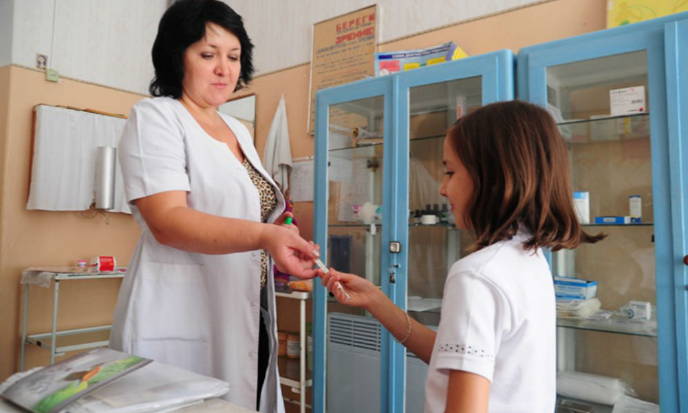 Министерство здравоохранения приняло решение заменить врачей в школах медсестрами 