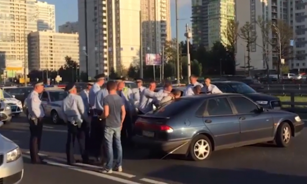 Полиция Москвы со стрельбой задержала уличного гонщика на Saab 