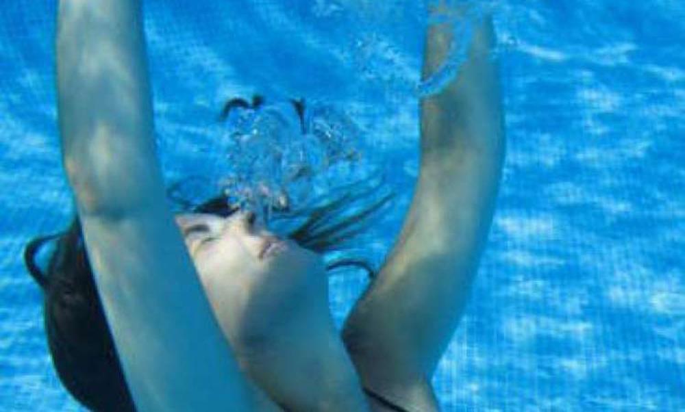 Утонувшую 9-летнюю девочку обнаружили в бассейне возле дома в Тверской области 