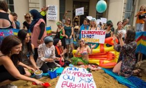 Англичанки устроили у французского посольства акцию протеста из-за буркини