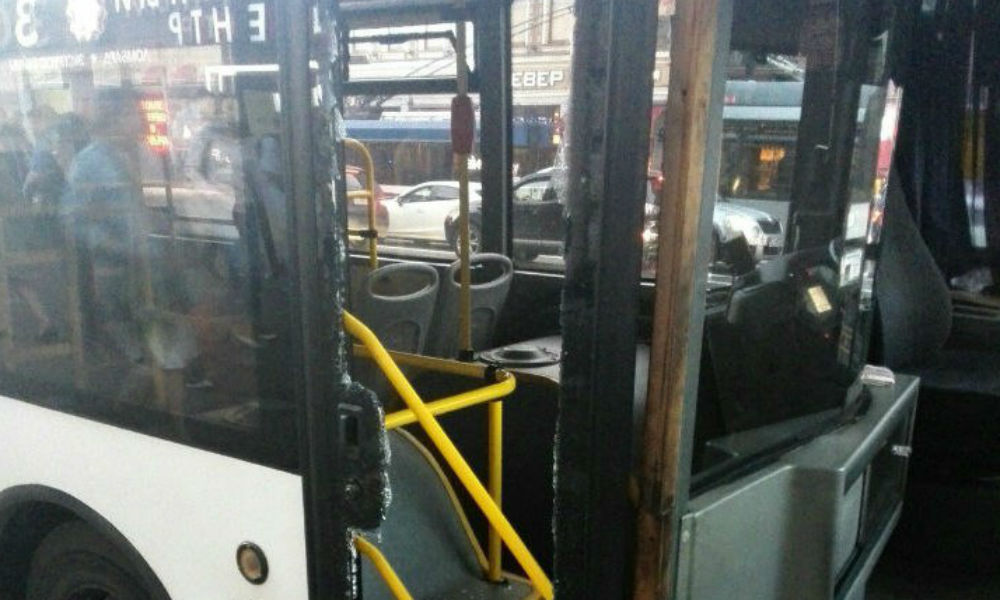«Опаздывала на «Сапсан»: женщина выбила дверь автобуса в центре Петербурга 