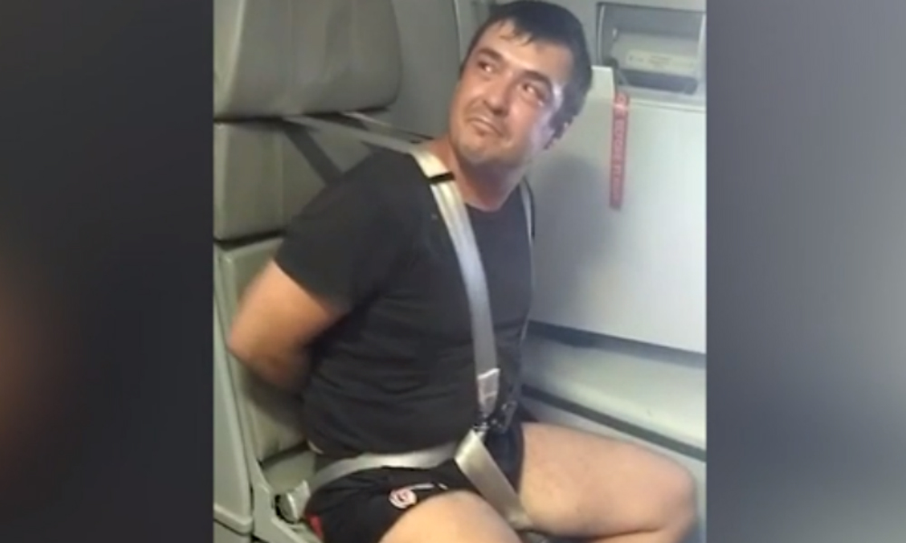 Дебош пассажира с привязыванием к креслу на борту самолета «Аэрофлота» попал на видео 