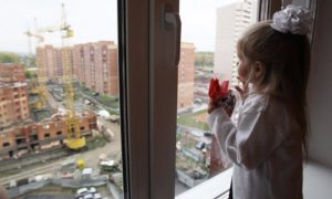 Выпавшую из окна пятого этажа псковскую девочку чудом поймали прохожие