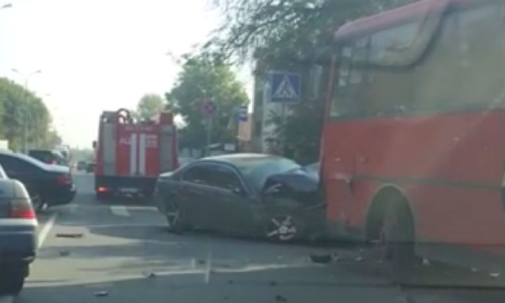 Крупное ДТП с участием автобуса и трех автомобилей произошло на юго-востоке Москвы 