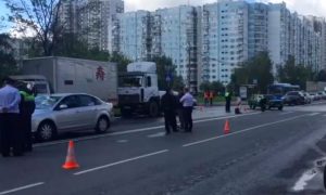 Полицейский на служебном автомобиле отправил девушку-нарушительницу в больницу Москвы