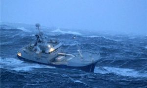 Пограничники спасли жизни пятерых рыбаков при крушении судна в Баренцевом море