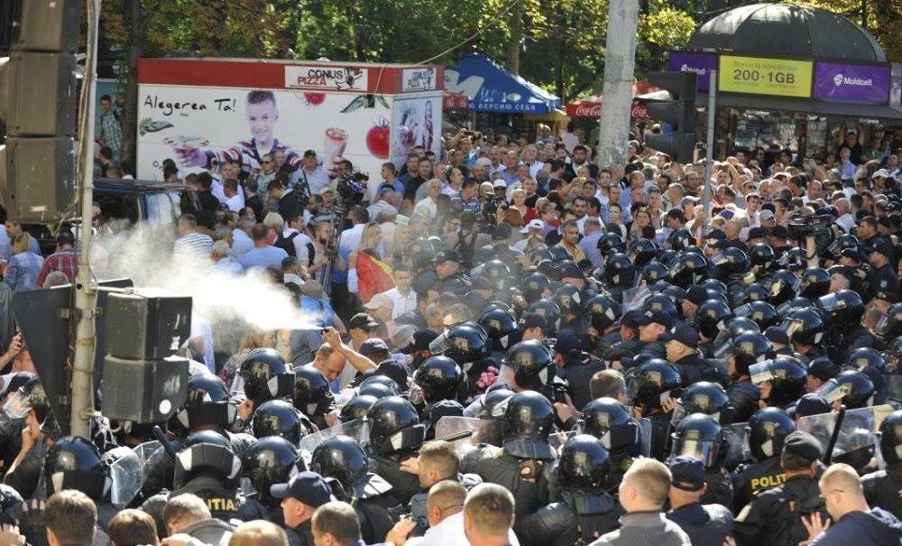 Опубликовано видео массовых столкновений граждан с полицией во время празднования в Кишиневе 