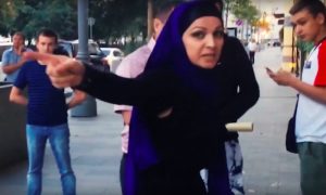 Опубликовано видео выяснения отношений женщины в хиджабе с активистами 