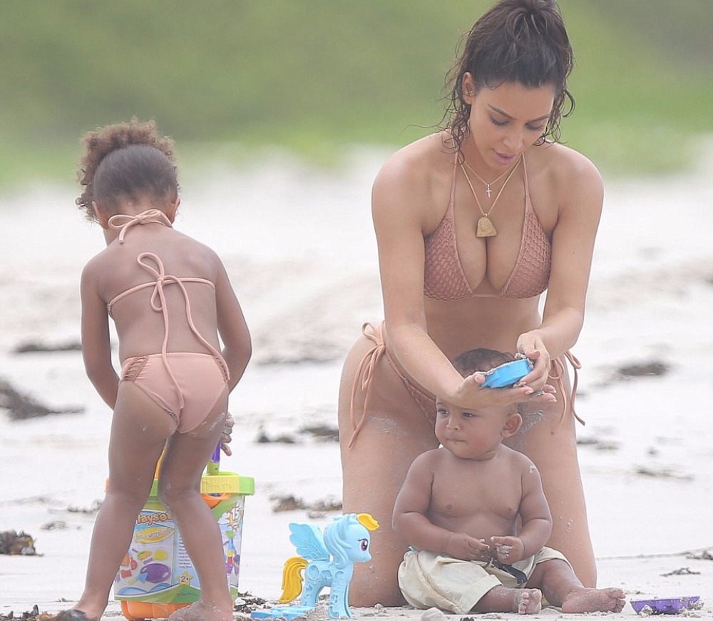 Ким Кардашьян с детьми на пляже