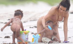 Папарацци поймали сильно похудевшую Ким Кардашьян в бикини на пляже в Мексике