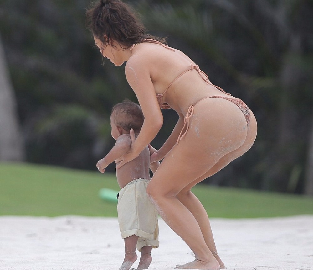 Beach Candid On Sex Kim Kardashian