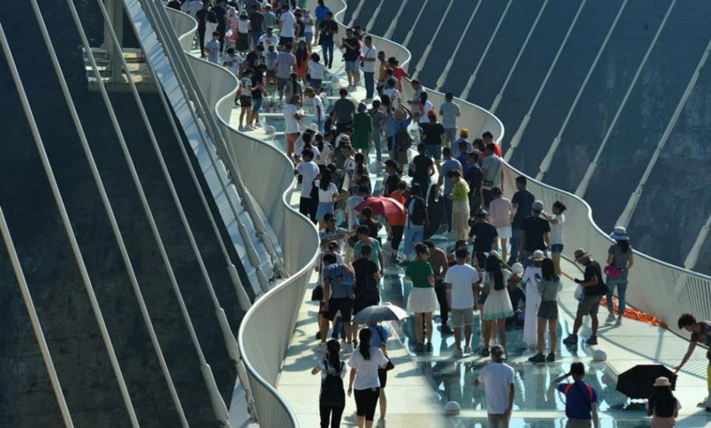 Самый длинный и высокий в мире стеклянный «Мост храбрых людей» открылся в Китае 