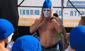 Полуобнаженный Виталий Кличко в маске устроил шоу перед киевлянами и попал на видео