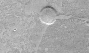 NASA опубликовало фото с доказательством пребывания огромного НЛО на Марсе, - уфологи