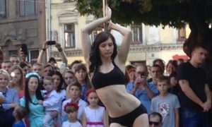 Эротический «бордель» показали львовским детям полуобнаженные украинские девушки