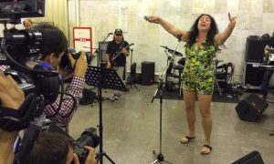 Лолита начала концерт в московском метро с песни 