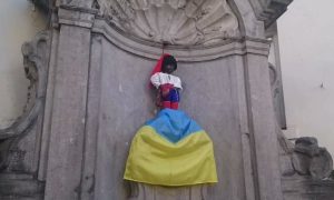 Одетый в цвета российского триколора мальчик 9 часов писал в Брюсселе на флаг Украины
