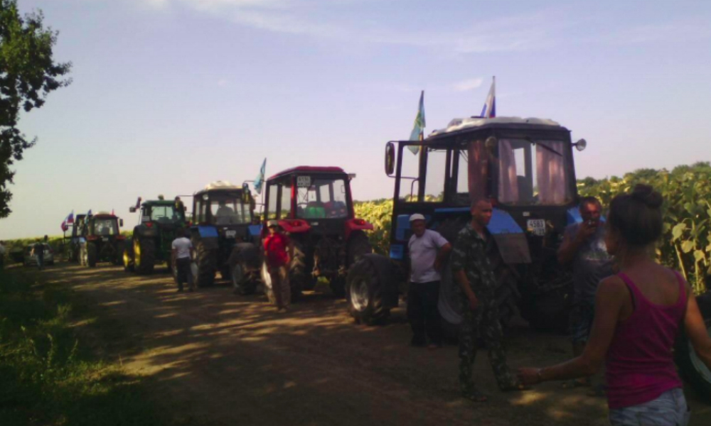 Участников «тракторного марша» кубанских фермеров и дальнобойщиков арестовала полиция 