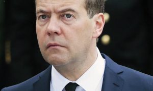 Петицию за отставку премьера Медведева подписали больше 200 тысяч россиян