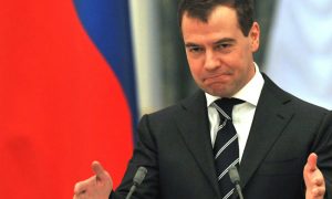 Деньги есть, держусь: Дмитрий Медведев за прошлый год заработал 8,7 миллиона рублей