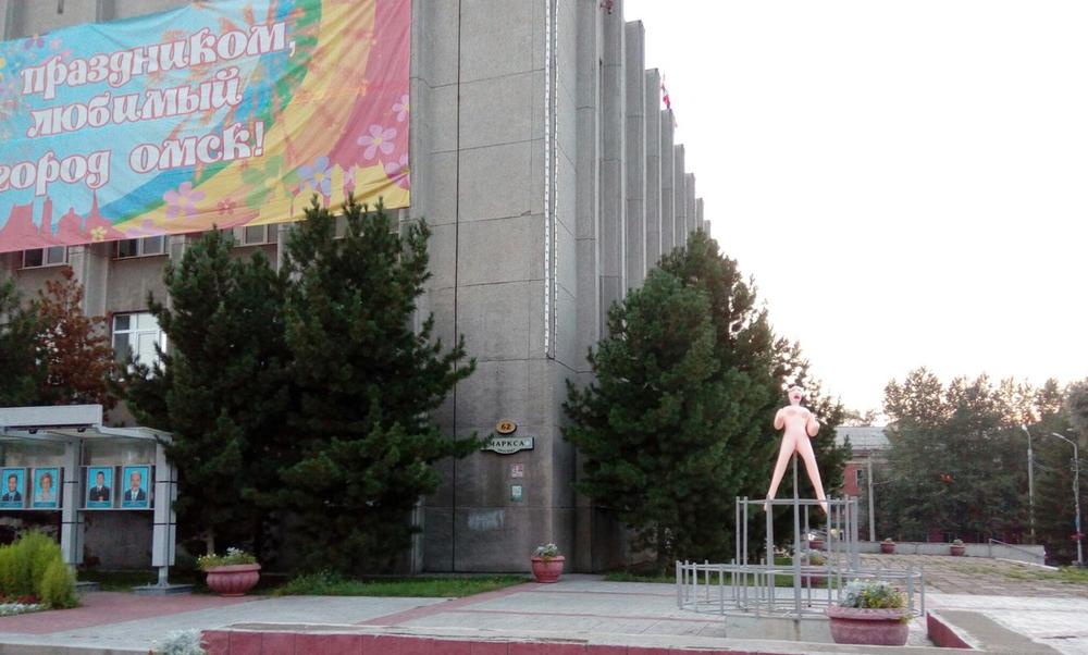 Розовую женщину из секс-шопа посадили на кол у здания администрации в Омске 