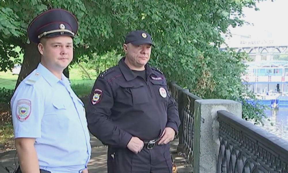 Спасение полицейскими тонущей в Москве-реке местной жительницы попало на видео 