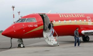 Трещина в кабине пилотов вынудила летевший из Липецка в Сочи лайнер экстренно сесть в Воронеже
