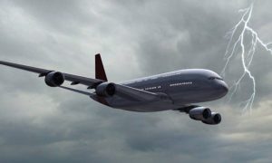 Летевший из Барселоны лайнер Airbus A321 стал мишенью молнии в небе над Москвой