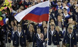 Российская сборная во главе с волейболистом Тетюхиным триумфально прошла на параде спортсменов на Олимпиаде