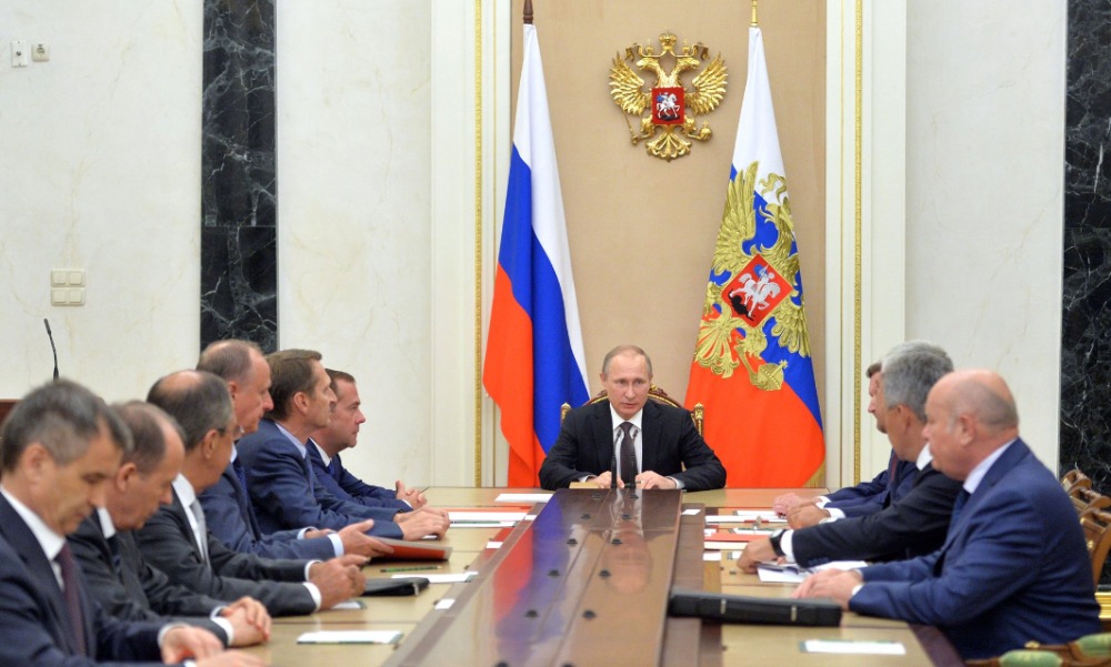 Путин обсудил с Совбезом сценарии и меры противодействия террористической опасности в Крыму Путин обсудил с Совбезом сценарии и меры противодействия террористической опасности в Крыму