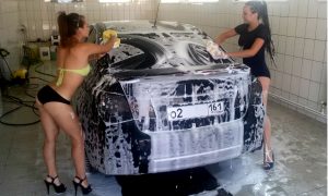 Фигуристые девушки в бикини соблазнительно вымыли автомобили в Таганроге