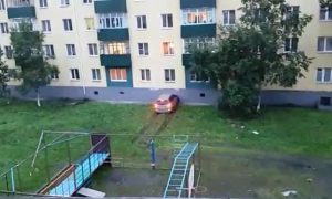 Разъяренный житель Поронайска атаковал на автомобиле дом жены и попал на видео